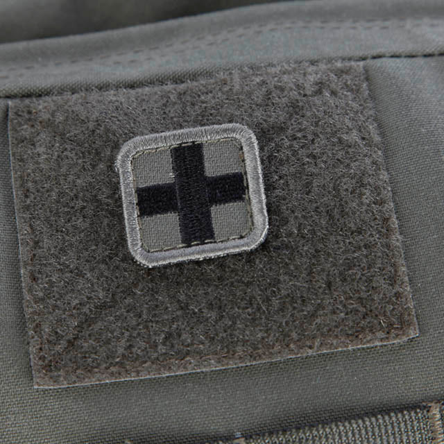 Snigel Sjukvårdsmärke (Kors) 25 × 25 mm – Kardborremärke (Grå/Svart)
