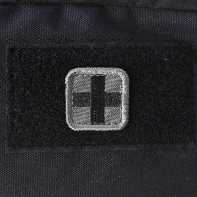 Snigel Sjukvårdsmärke (Kors) 25 × 25 mm – Kardborremärke (Grå/Svart)